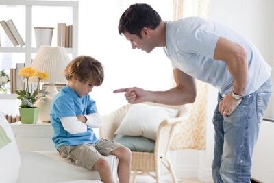 آیا تذکر دادن به کودک در جمع صحیح است؟