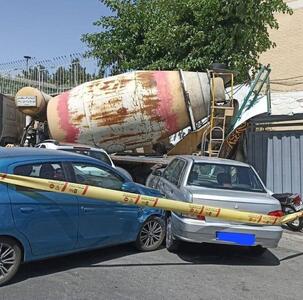 تصادف وحشتناک کامیون میکسر با چند خودرو در سعادت آباد تهران