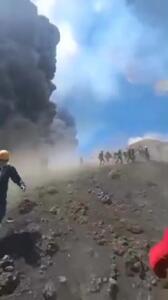 لحظه فرار گردشگران از آتشفشان آتنا در سیسیل از نگاه دوربین شخصی/فیلم