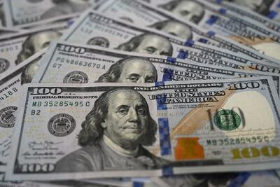 تداوم سقوط ارزش دلار در پی سیاست‌های تجاری ترامپ