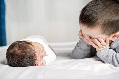 حسادت یا شادی؟ واکنش کودک بزرگ‌تر به ورود نوزاد جدید