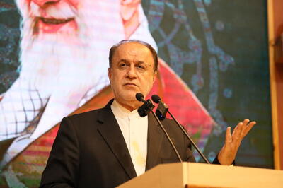 همه باید با تمام توان برای حل مشکلات تلاش کنیم