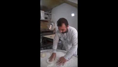 نان بربری شش‌چانه‌ای با طول باورنکردنی / هنرنمایی متفاوت نانوا خلاق در اصفهان