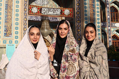 عکس | دختران چادری والیبال در حرم امام زاده صالح (ع) - پارس فوتبال