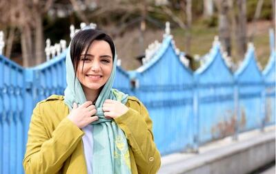 عکس‌العمل باحال و جذاب نازنین بیاتی هنگام خواندن اسمش توسط علیرضا قربانی در کنسرت (ویدیو)