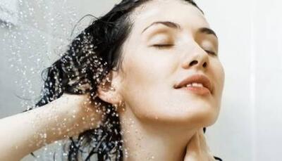 آیا آب داغ باعث شوره سر می شود؟