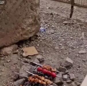 روشن‌کردن آتش در کنار کتیبه ساسانی ۲۰۰۰ ساله در تنگ براق استان فارس+فیلم