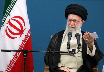رهبر انقلاب: در قضیه هسته‌ای طرح آمریکا صددرصد ضدِ «ما می‌توانیم» است / غنی‌سازی اورانیوم کلید مسئله هسته‌ای است؛ دشمنان هم روی غنی‌سازی دست گذاشته‌اند / حرف اول آمریکا این است که ایران صنعت هسته‌ای نداشته باشد، پاسخ ما به یاوه‌گویی‌ آمریکا معلوم است؛ نمی‌توانند در این مورد هیچ غلطی بکنند / چرا دخالت می‌کنید که ایران غنی‌سازی داشته باشد یا نداشته باشد؟ به شما چه؟ شما چه‌کاره‌اید؟