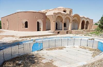 بنای ۱۰۰ ساله بیمارستان مرسلین کرمان در کما