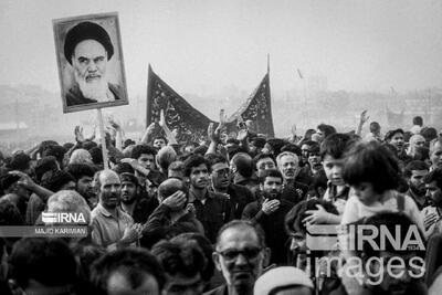 مهمترین گفتمان امام خمینی(ره) در روابط با جهان نفی نظام سلطه و نگاه به شرق و غرب بود