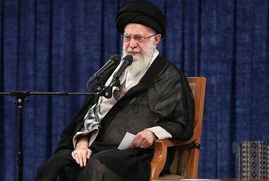  رهبر انقلاب: در قضیه هسته‌ای طرح آمریکا صددرصد ضد اصل «ما می‌توانیم» است/ عقلانیت امام مظهرش 2 رکن اساسی بود یک رکن ولایت فقیه، یک رکن استقلال ملی/ اگر ولایت فقیه نبود این انقلاب از راه دین منحرف می شد/  استقلال ملی به معنای عدم ارتباط نیست