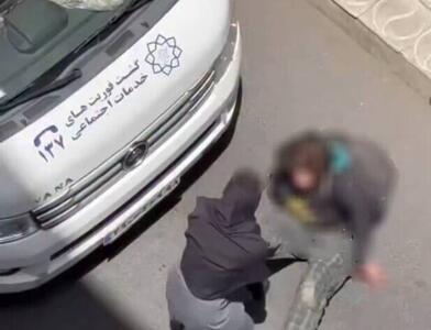 کشیدن یک زن روی زمین توسط گشت فوریت‌های اجتماعی شهرداری تهران/ عکس