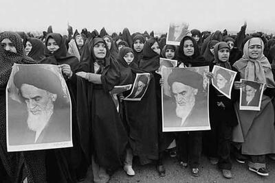 بررسی نقش بانوان در تحقق آرمان‌های انقلاب امام خمینی (ره)