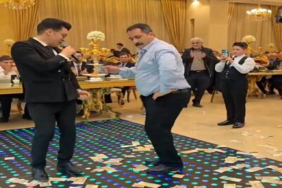 آواز شاد؛ مرد چنان حال خوب کن رقصید خواننده بین این که بخونه یا اونم بره برقصه مونده