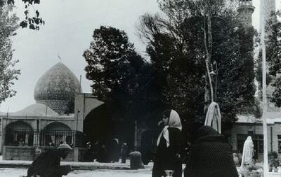 عکس قدیمی از امامزاده صالح تجریش و بام های شیروانی اطراف