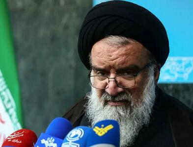 احمد خاتمی: مقام معظم رهبری قیام‌ها را به دو نوع تقسیم کردند؛ قیام‌های احساسی، مانند انقلاب فرانسه و قیام‌های خردورزانه؛ انقلاب ما و عاشورا از این جنس‌اند / در دوره رضاشاه، عزاداران امام حسین را به شهربانی می‌بردند و تعهد می‌گرفتند