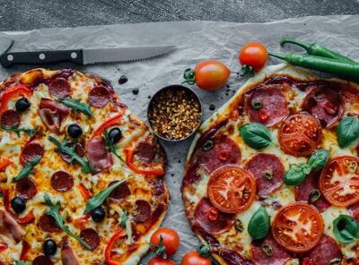 طرز تهیه پیتزا کالباس و قارچ خانگی ساده با فر