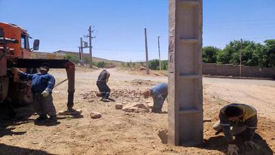 ابراز خرسندی اهالی روستای توآباد از اجرای عملیات برق کشی + فیلم و تصاویر