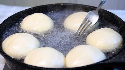 خمیر را در آب جوش بریزید / طرز تهیه نان صبحانه با آب و خمیر