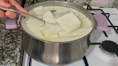 طرز تهیه پنیر سفید قالبی با ۱ لیتر شیر برای صبحانه