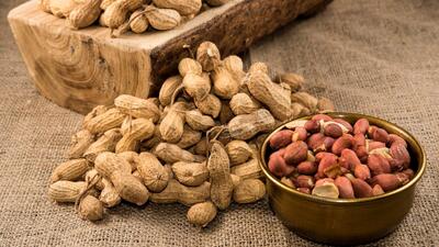 کالری بادام زمینی برای کسانی که در رژیم غذایی خود از آن استفاده می کنند+ عوارض آن