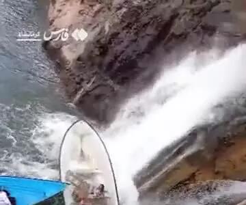 لحظات نفس‌گیر غرق شدن قایق گردشگری در چشمه بل پاوه؛ راننده بازداشت شد