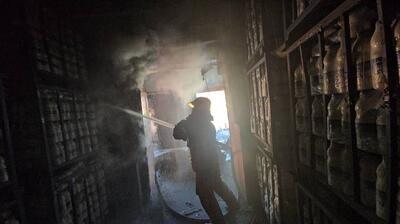 آتش‌سوزی گسترده در کارخانه لبنیات با ۱۰ مصدوم