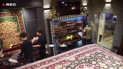 ترفند عجیب سارق مشهدی: با گفتن خوش‌تیپ! / فرش نفیس را برداشت و فرار کرد! + فیلم