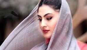 مریم مومن در کنار پدر و مادرش/ عکس