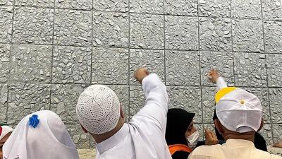 حجاج بار دیگر شیطان را در سرزمین منا سنگباران کردند