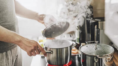 این غذاها را اگر دوبار گرم کنید سمی میشوند!