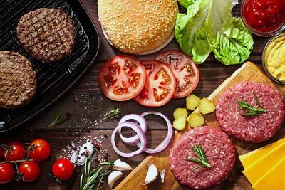 به راحتی در منزل با این روش همبرگر رستورانی بپز!
