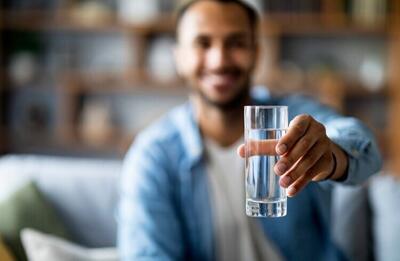 نوشیدن آب حین غذا به هضم آن کمک می کند یا خیر؟
