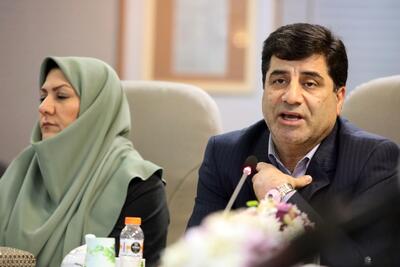 منابع محدود بانکی باید به سمت تولیدکنندگان واقعی و نیازمند هدایت شود