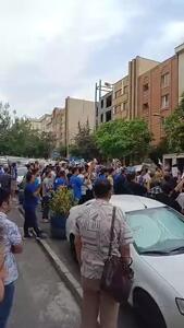 شعار هواداران استقلال علیه نظری جویباری