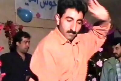 آواز شاد؛ مرد دهه 50 چه رقصی تو عروسی عهد بوق با آهنگ مرغ عاشق میکنه فقط قیافه داماد