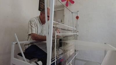 مردی که با نخ زندگی می بافد