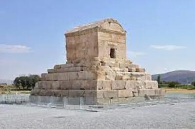 عکسی نایاب از آرامگاه کوروش در سال ۱۳۰۷ / تصویری کمتر دیده‌شده از تاریخ ایران باستان / قبل از مرمت و بازسازی‌های مدرن؛ شکوه خام پاسارگاد
