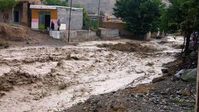 سیل وحشتناک در آذربایجان‌شرقی تراکتور را با خودش برد! (فیلم)
