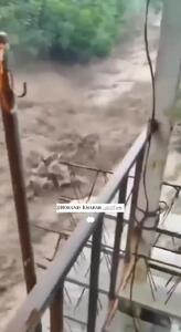 سیل در روستاهای منطقۀ هوراند آذربایجان‌شرقی تراکتور را با خودش برد + فیلم