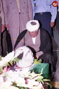 هاشمی رفسنجانی در کنار پیکر شهید عباس دوران؛ سال ۸۱ +عکس | رویداد24