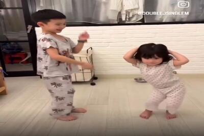 آواز شاد؛ دختربچه قد نخود با ناز و افاده میرقصه داداش مهربونشم با ذوق براش دست میزنه