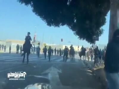 حمله خشن پلیس اسب‌سوار آمریکا به معترضان لس‌آنجلسی