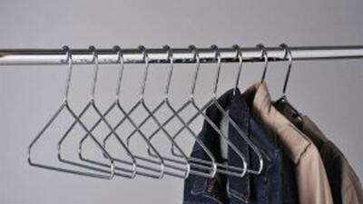 مراحل ساخت آویز لباس از مفتول فلزی روی یک میز
