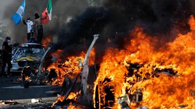 ببینید معترضان در آمریکا چه بلایی بر سر خودروهای پلیس آورده اند
