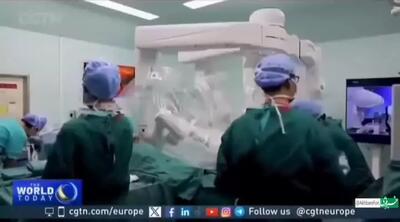 انجام عمل جراحی رباتیک از راه دور یک جراح در رم بر روی بیماری در پکن