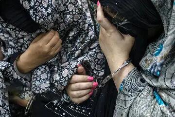 ماجرای عجیب دختر ۱۸ ساله که با دوستش مادر و خواهرش را به قتل رساند!