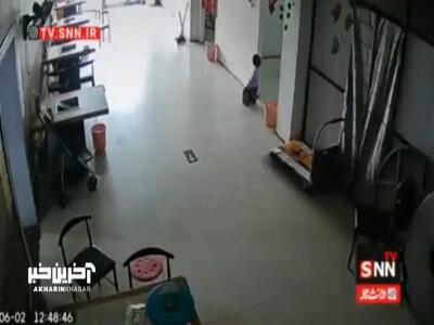 واکنش سریع دختر ۱۱ ساله جان خواهر نوزادش را نجات داد
