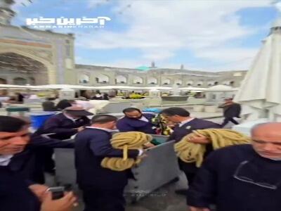 نصب کتیبه ویژه ولادت آقا امام علی النقی الهادی(ع) در حرم مطهر رضوی