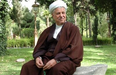 مرحوم هاشمی رفسنجانی در حال پریدن از رودخانه (عکس)